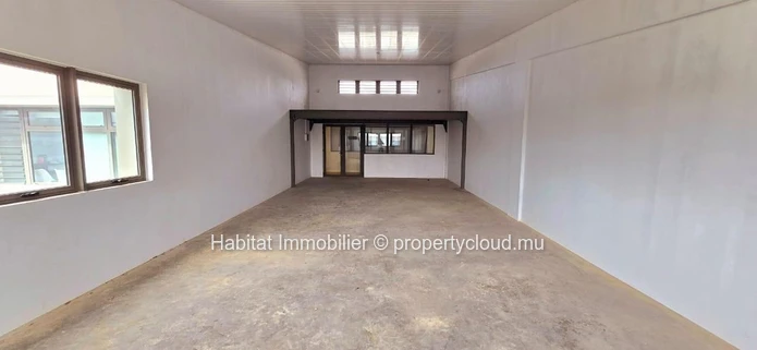 Bureau non meublé de 80m2 + une mezzanine de 17m2 situé dans un Business Park récemment construit à Calebasses 