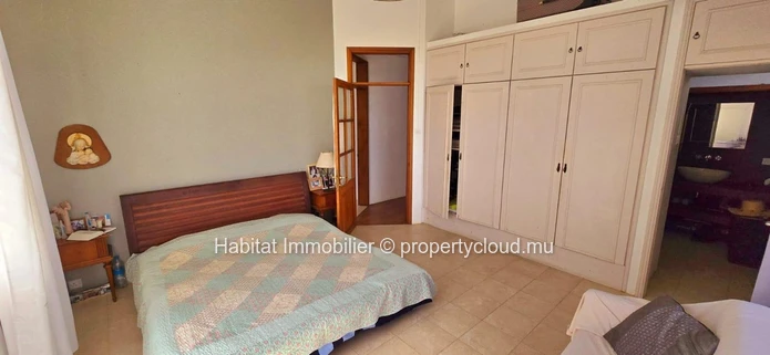 MAISON A RENOVER Cette maison de 250m2 sur un terrain de 888 toises est située dans un quartier hautement résidentiel...