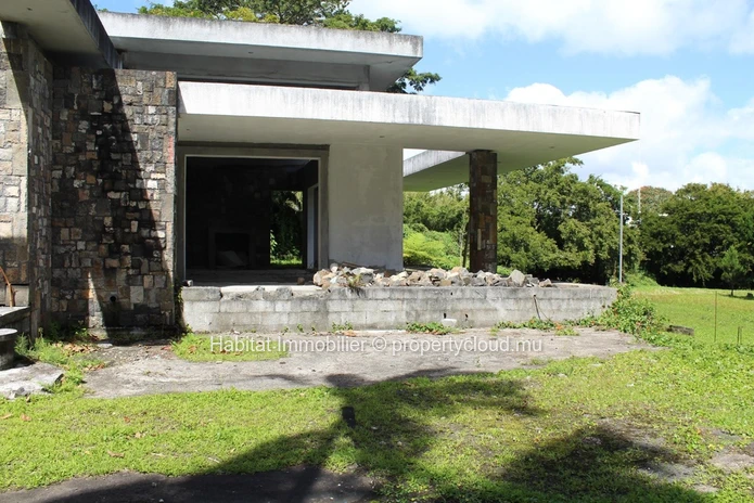 A VENDRE - Maison à compléter de 836 m2 à Floréal