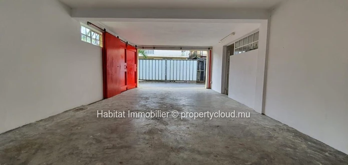 FOR SALE - Unfurnished single storey house of 258 m2 on a land of 155 toises located on the main road at Lees Street ...