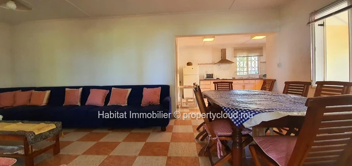 A VENDRE - Charmante maison familiale non meublée pieds dans l'eau de 400 m2 sur un terrain à bail de 1 arpent 16 pro...