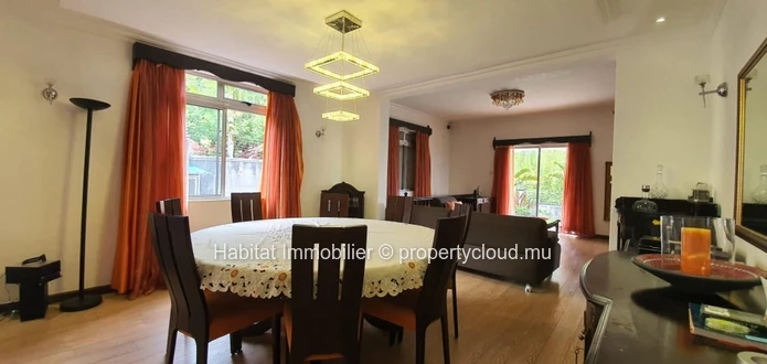 A VENDRE - Maison spacieuse non-meublée de 696 m2 à Floréal. 
