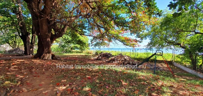A VENDRE - Charmante maison familiale non meublée pieds dans l'eau de 400 m2 sur un terrain à bail de 1 arpent 16 pro...