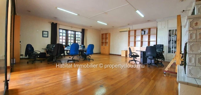 A VENDRE - Grande maison non meublée de 1,100 m2 sur un terrain de 1 arpent 01 sur 3 niveaux située dans un quartier ...