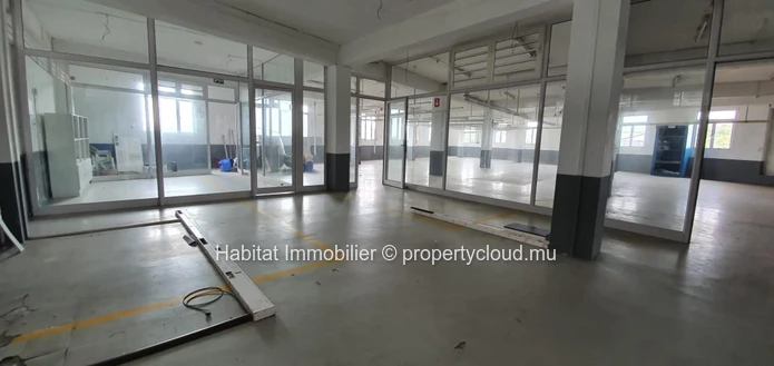 A VENDRE - Bâtiment commercial non-meublé de 1,774 m2 sur la route principale à Mesnil. 