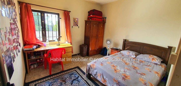FOR SALE - Residential complex of 400 m2 on a plot of land of 54 toises located on the main road in Eau Coulée