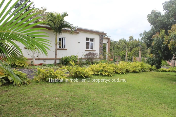 FOR SALE - Unfurnished single storey house of 464 m2 in Gentilly in Moka.