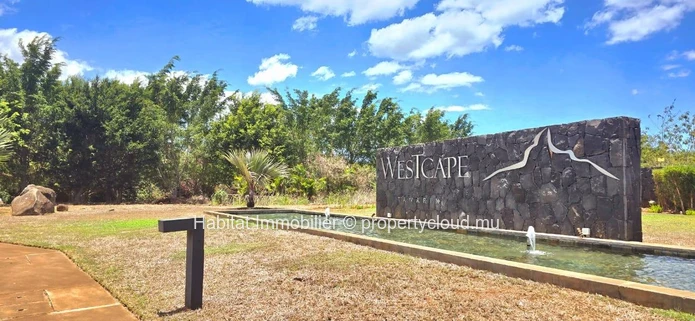 Grand terrain résidentiel de 570 toises (2,166 m2 / 51 perches), situé dans le lotissement privé “West Cape”, à Tamarin