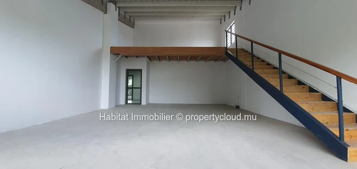 A VENDRE - Cet espace bureau non-meublé de 180 m2 incluant une mezzanine de 50 m2 se situe à Floréal