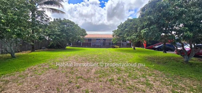 Bâtiment industriel meublé de 764 m² sur un terrain de 1,037 toises situé à Bambous