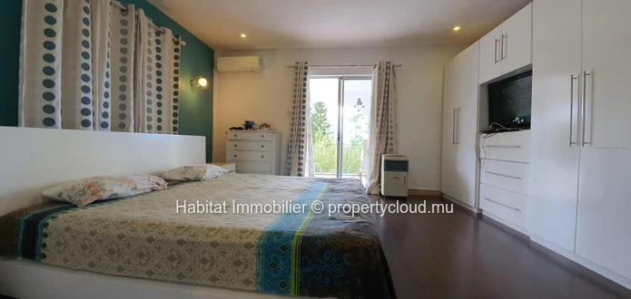 A VENDRE - Maison spacieuse non-meublée de 696 m2 à Floréal. 