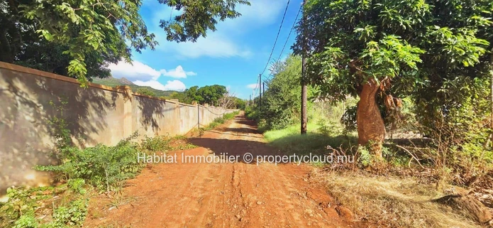 Located in the industrial zone of Pailles, this land of 2 arpents 89 (12,219 m² / 3,215 toises) offers excellent deve...