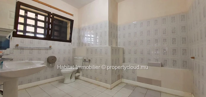 A VENDRE - Grande maison non meublée de 1,100 m2 sur un terrain de 1 arpent 01 sur 3 niveaux située dans un quartier ...