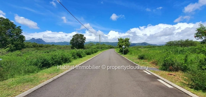 FOR SALE - Unique land of 7 acres has generous dimensions connected to the Tamarin River for a high class development.