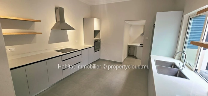 Superb unfurnished house of 364 m² on a plot of 93 toises at Rose-Hill
