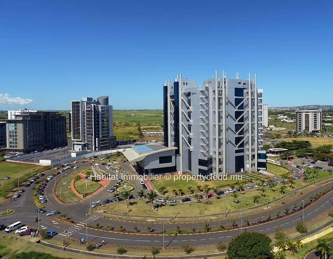 Terrain commercial de 2,921 m² (768 toises/69 perches), idéalement situé dans le quartier dynamique et en plein dével...