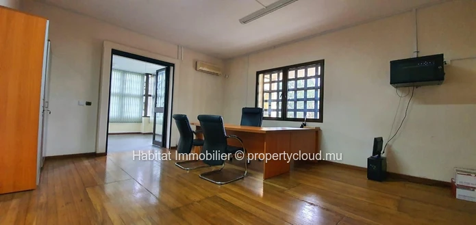 A VENDRE - Grande maison non meublée de 1,100 m2 sur un terrain de 1 arpent 01 sur 3 niveaux située dans un quartier ...