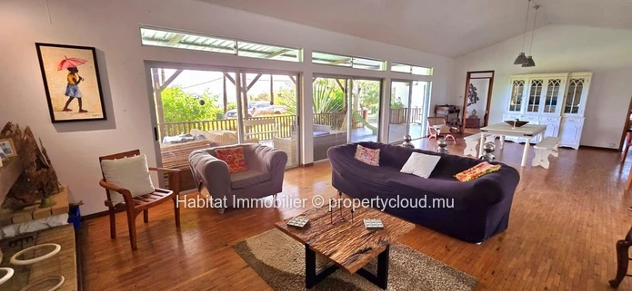 MAISON A RENOVER Cette maison de 250m2 sur un terrain de 888 toises est située dans un quartier hautement résidentiel...