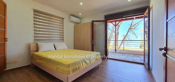 A LOUER - très beau duplex pieds dans l'eau meublé et équipé de 120 m2 bénéficie d'une vue imprenable sur la mer dans...