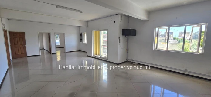 A louer : Bureau 163 m² situé à Port-Louis, à proximité de l'hôpital Jeetoo 