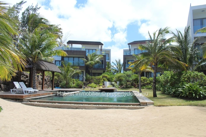 To rent - Stunning beachfront penthouse, furnished and equipped, of 150 m² located in a residence in Belle Mare 