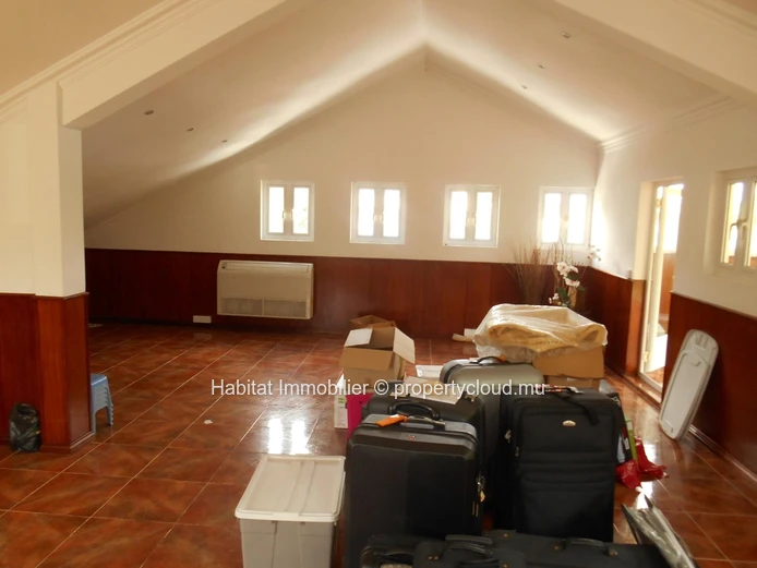 Bâtiment commercial de 300 m2 sur un terrain de 83 toises situé à Vacoas
