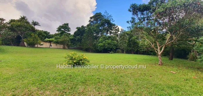 A VENDRE - Grande maison non meublée de 1,100 m2 sur un terrain de 1 arpent 01 sur 3 niveaux située dans un quartier ...