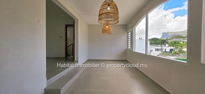 Superb unfurnished house of 364 m² on a plot of 93 toises at Rose-Hill