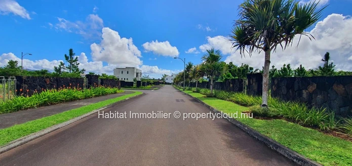 FOR SALE - Beautiful residential land along the river of 414 toises located in the gated community of Aurea, in the c...