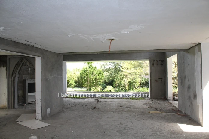 A VENDRE - Maison à compléter de 836 m2 à Floréal