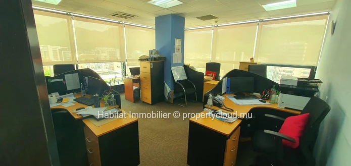 A VENDRE - Un grand espace bureau climatisé haut de gamme non-meublé de 619 m2 situé dans le centre-ville de Port-Louis