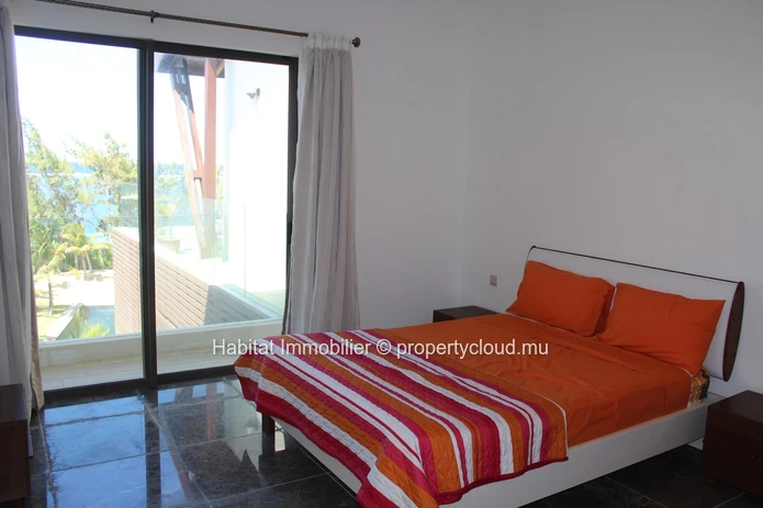 To rent - Stunning beachfront penthouse, furnished and equipped, of 150 m² located in a residence in Belle Mare 
