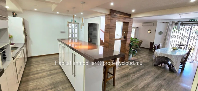Charming furnished and equipped villa of 250 m² on a plot of 116 toises, located in Péreybère