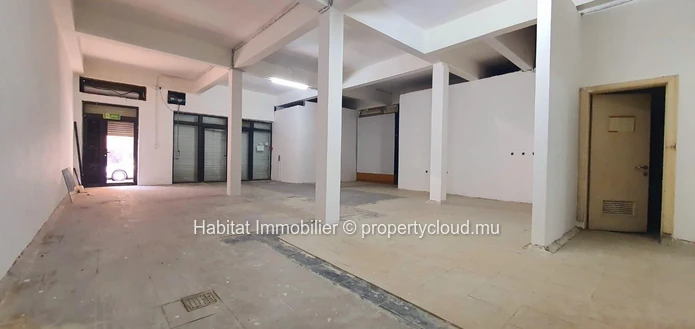 A VENDRE - Ce bâtiment commercial de 540 m2 bénéficie d'un emplacement exceptionnel au cœur de Port-Louis