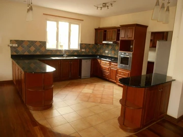 5 Bedroom Villa