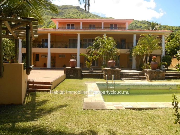 For sale - Beautiful furnished house of 600 m2 in Black River.