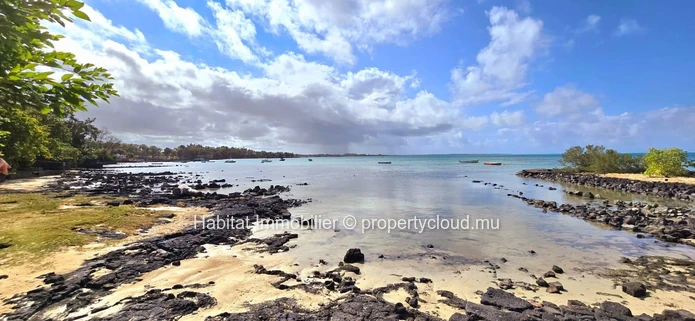 To rent : Charming beachfront duplex of 138 m² in Roches Noires 