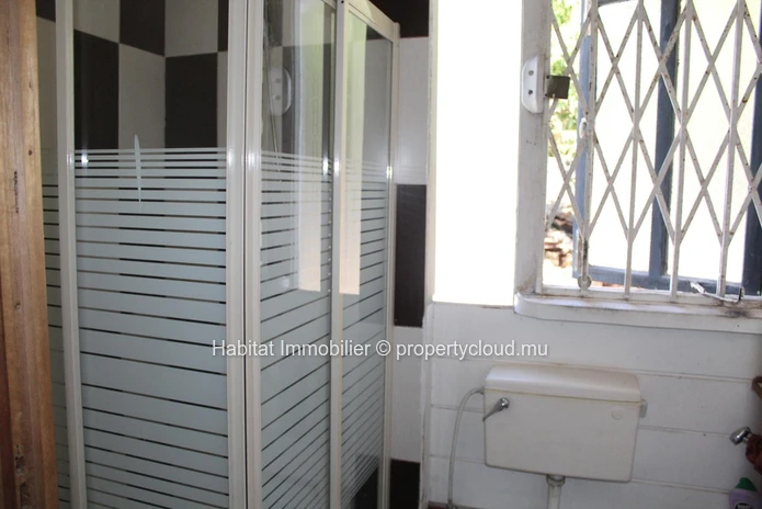 FOR SALE - Spacious wooden colonial house of 325 m2 in Vacoas. 