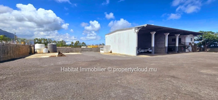 Bâtiment industriel meublé de 764 m² sur un terrain de 1,037 toises situé à Bambous
