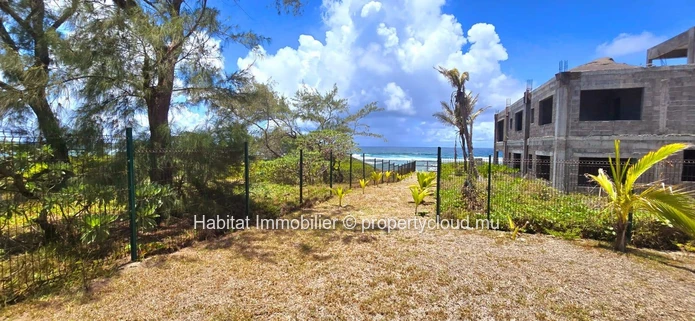 Maison non-meublée de 290m² sur un terrain à bail de 680 toises avec un accès privé à la mer à Poste Lafayette
