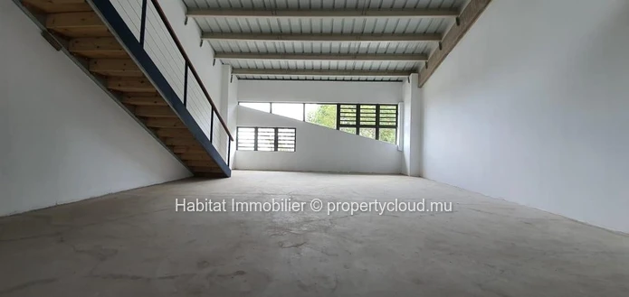A VENDRE - Cet espace bureau non-meublé de 180 m2 incluant une mezzanine de 50 m2 se situe à Floréal