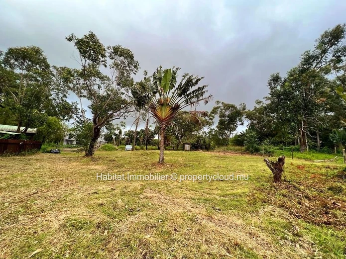 FOR SALE - Beautiful plot of land of 83 toises enjoying an exceptional view of the mountain, located at Domaine de La...