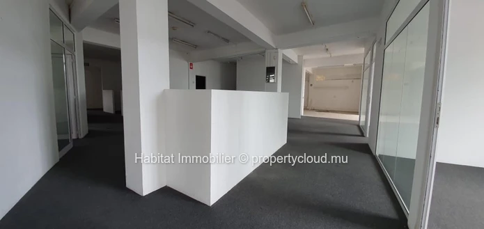 A VENDRE - Bâtiment commercial non-meublé de 1,774 m2 sur la route principale à Mesnil. 