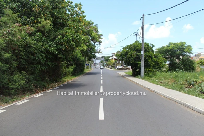 A VENDRE - Terrain commercial en toute propriété de 466 toises, avec accés sur 3 chemins à Mahébourg. 