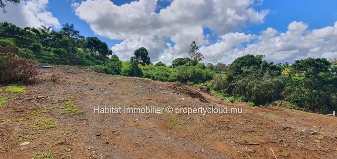 A VENDRE - Terrain de 362 toises en bordure de rivière dans un cadre naturel situé dans un quartier résidentiel à Mon...