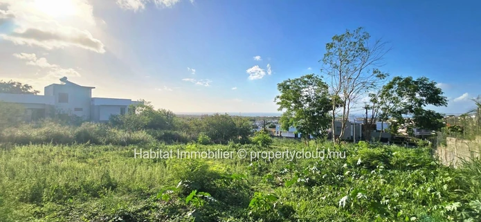 Large residential land of 263 toises in Coromandel 