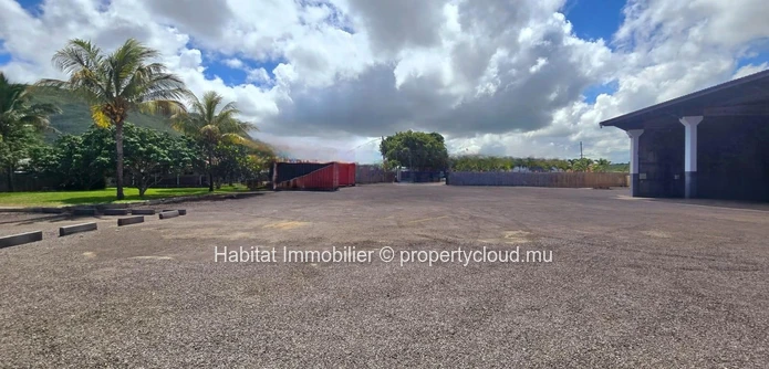 Bâtiment industriel meublé de 764 m² sur un terrain de 1,037 toises situé à Bambous