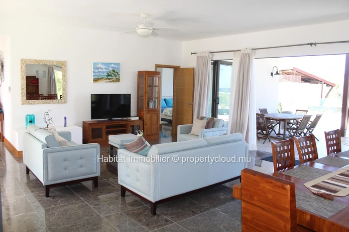 To rent - Stunning beachfront penthouse, furnished and equipped, of 150 m² located in a residence in Belle Mare 