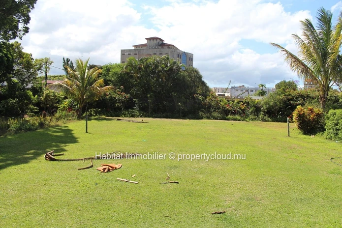 FOR SALE - Spacious wooden colonial house of 325 m2 in Vacoas. 