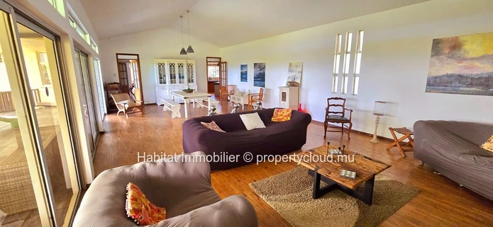 MAISON A RENOVER Cette maison de 250m2 sur un terrain de 888 toises est située dans un quartier hautement résidentiel...
